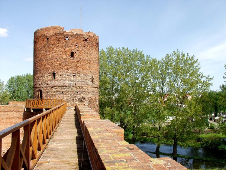Baszta zamku. Z cegły. Za basztą drzewa.