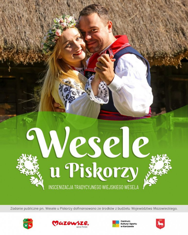 Młoda para ubrana w ludowe stroje.