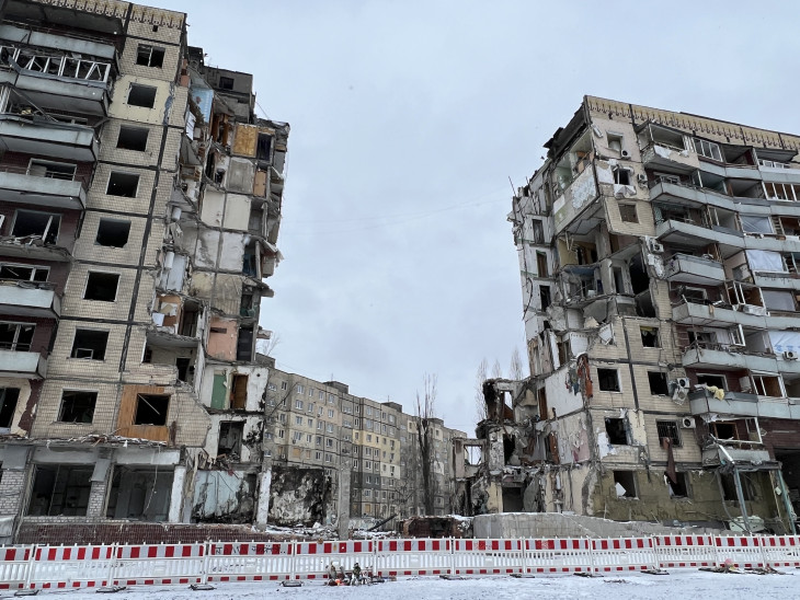 Zniszczone budynki mieszkalne w Ukrainie na skutek agresji rosyjskiej.