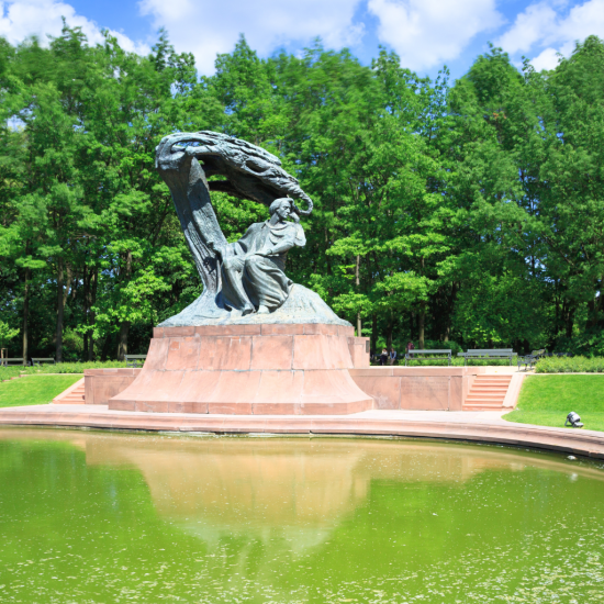 Pomnik Fryderyka Chopina w Łazienkach Królewskich w Warszawie.