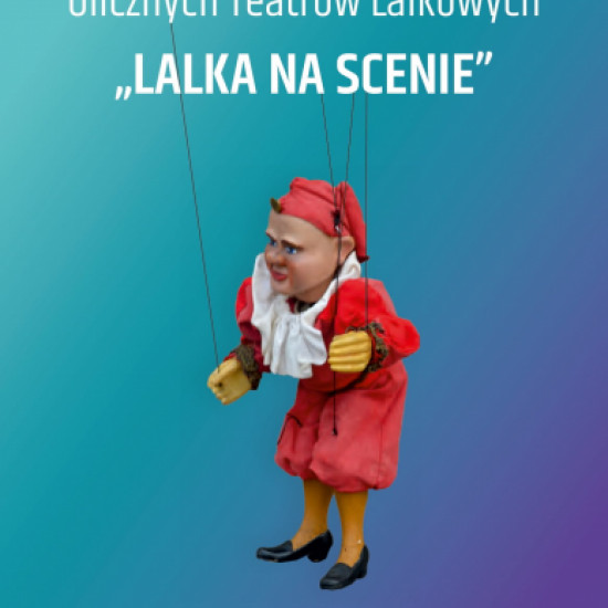 Na niebieskim tle kukiełka w czerwonym ubraniu.