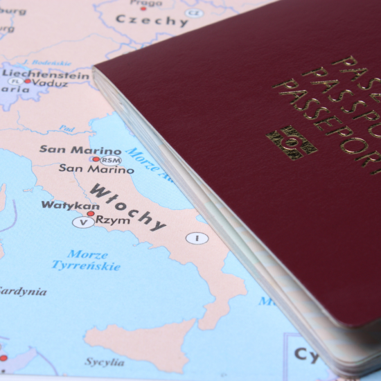 Paszport położony na mapie.