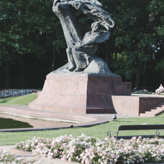 Pomnik fryderyka Chopina w Łazienkach Królewskich