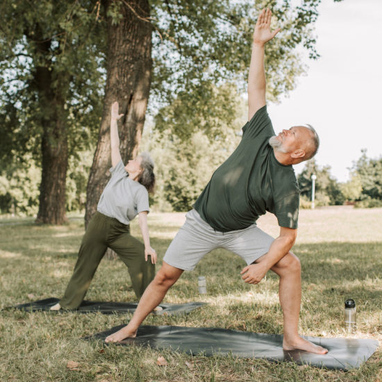 Seniorzy praktykują jogę